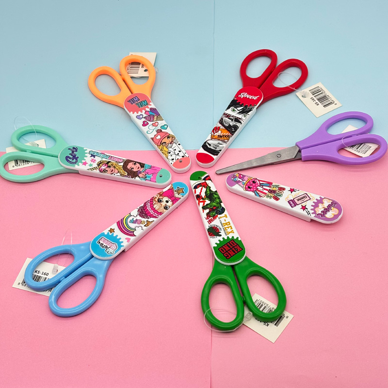 Stationery scissor with a protective cover